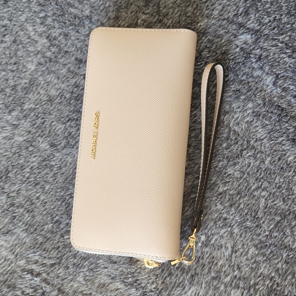 NWT Michael Kors Leather Continental Wristlet